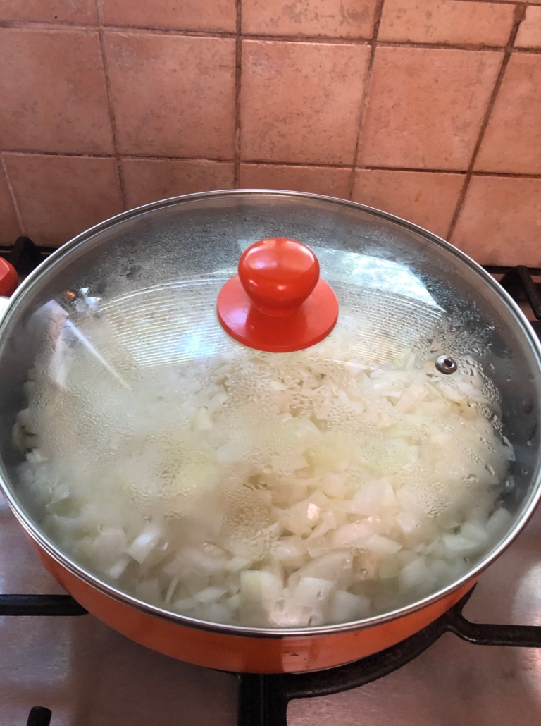 cover the onions with the lid