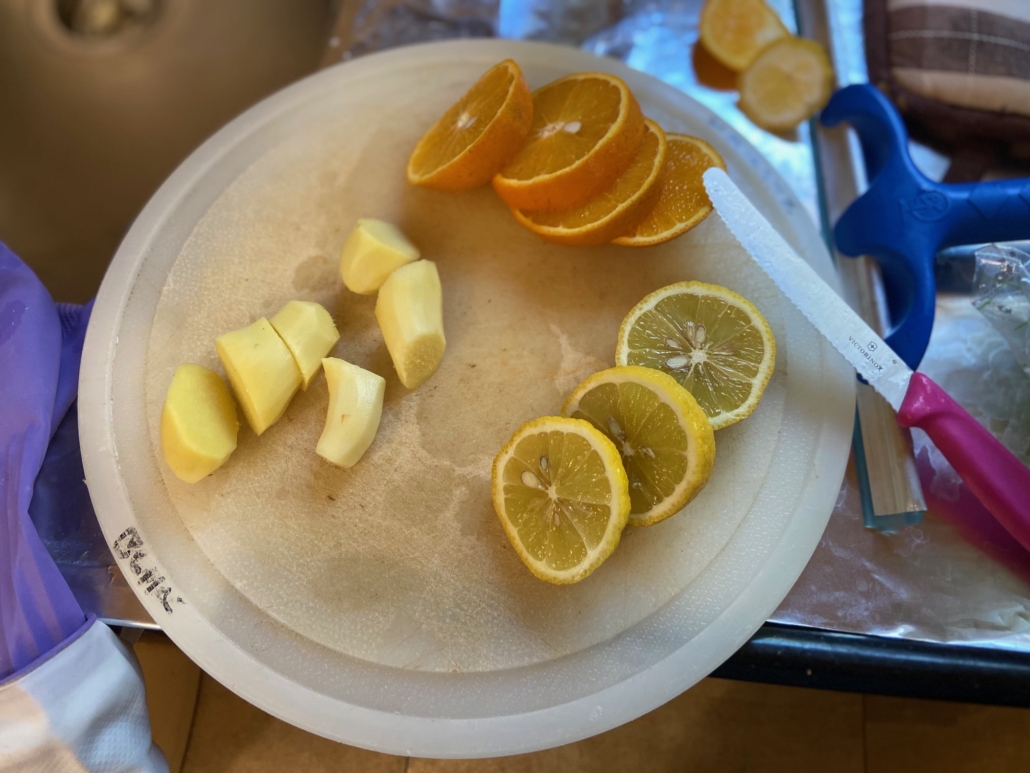 Peeled ginger,sliced citrus
