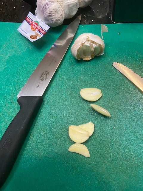 peeled and thinly sliced fresh garlic