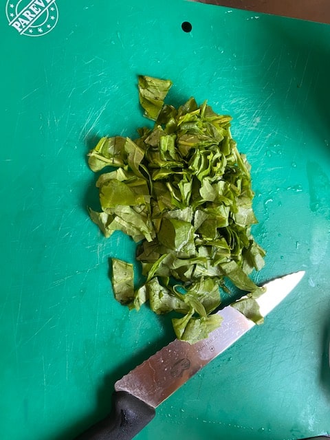 cleaned, chopped spinach leaves