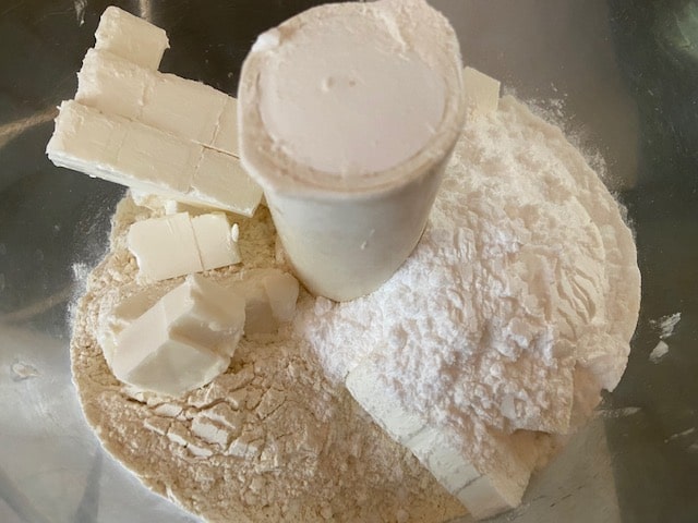 Put the flour, powdered sugar, salt and butter in processor