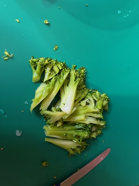 slice up the undefrosted broccoli