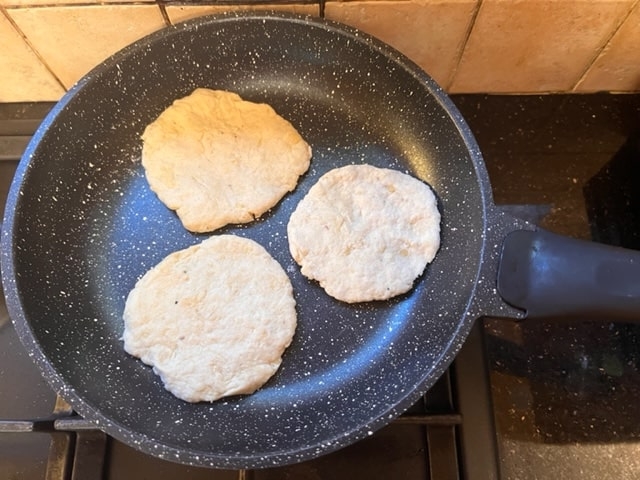 lay the rounds in the skillet