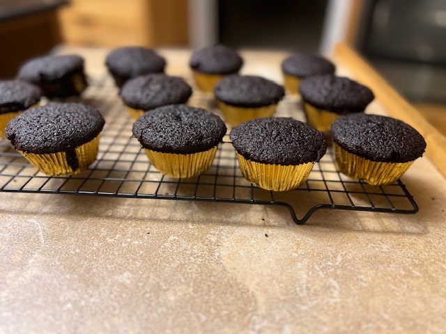 remove the cupcakes from the pan with the casings on