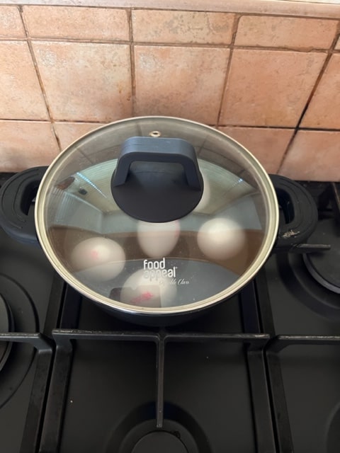 bring eggs to the boil