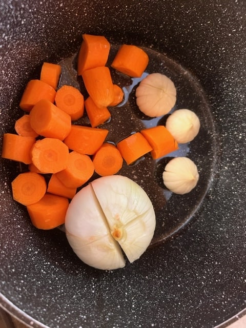 onion, garlic and chopped carrots in oil