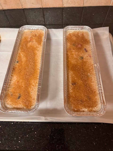 sprinkle sugar on top of cakes