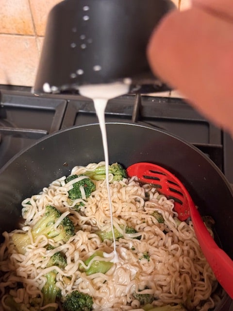 add cornstarch slurry to broccoli and noodles