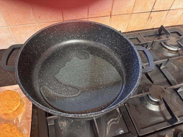 this is how much oil you should use, when hot it covers the bottom of the pan well