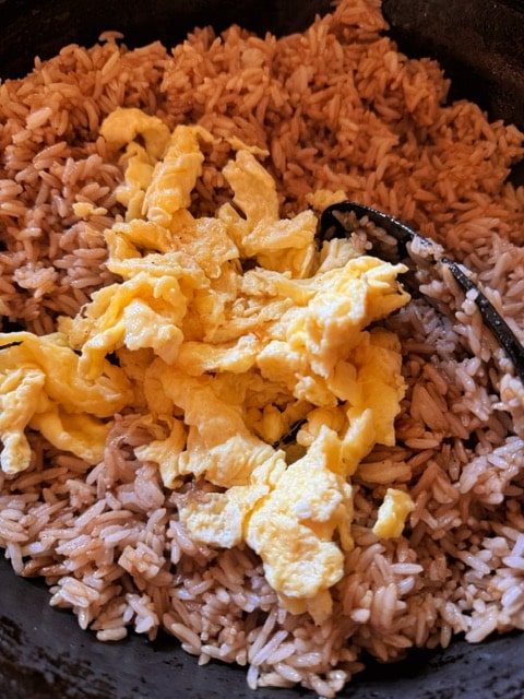 putting the eggs back into the rice