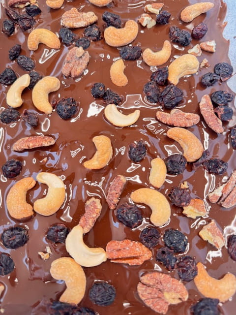 sprinkle with nuts and dried fruits